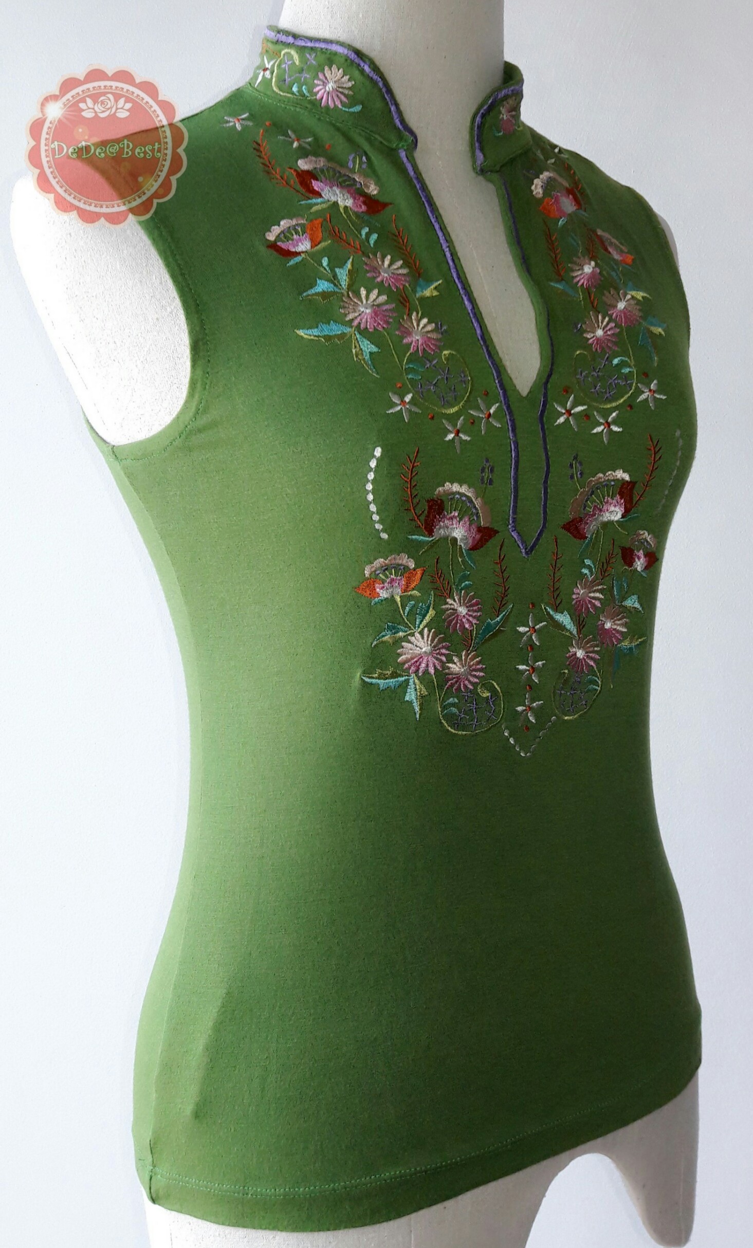 T24:2nd hand top เสื้อแขนกุดสีเขียวผ้ายืด คอจีน ปักลวดลายละเอียด สวย