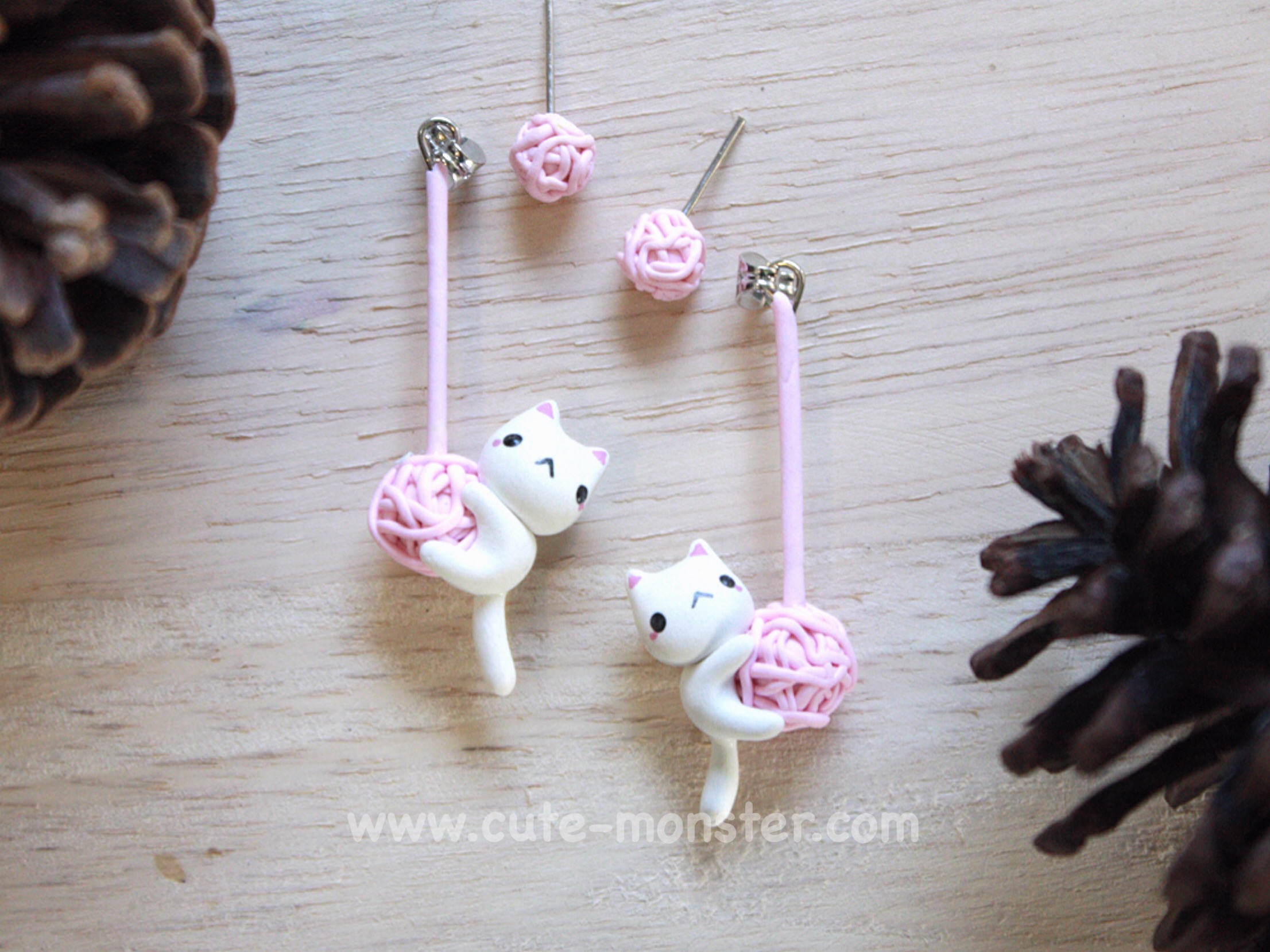 ต่างหูดินปั้น แมวขาวเกาะไหมพรม Little cat & wool (White)