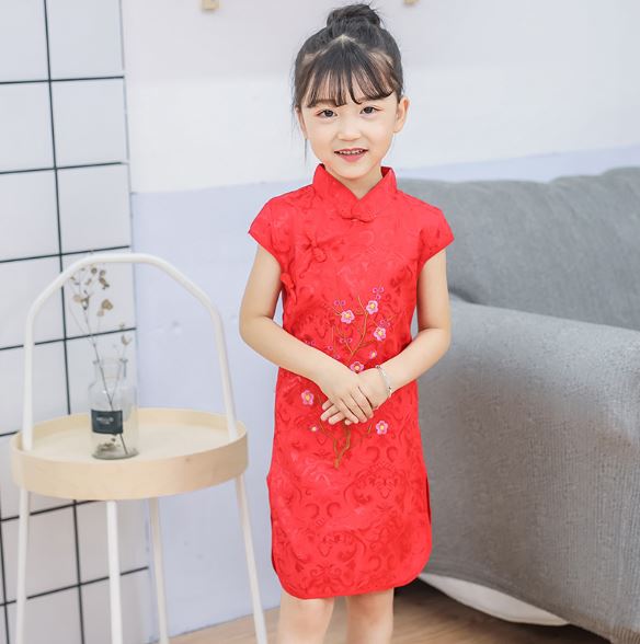 ชุดกี่เพ้าเด็กหญิงพร้อมกิ๊ฟติดผมขนปอมๆ สีแดง ชุดปักลายดอกไม้กลางตัวน่ารัก Size 2-12