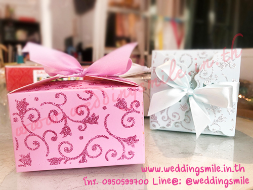 กล่องใส่ของชำร่วยเล็ก กล่องของขวัญโรยกากเพชร 9 x 9 ซม. (10 ใบ/แพ็ค ตกใบละ 15.-)