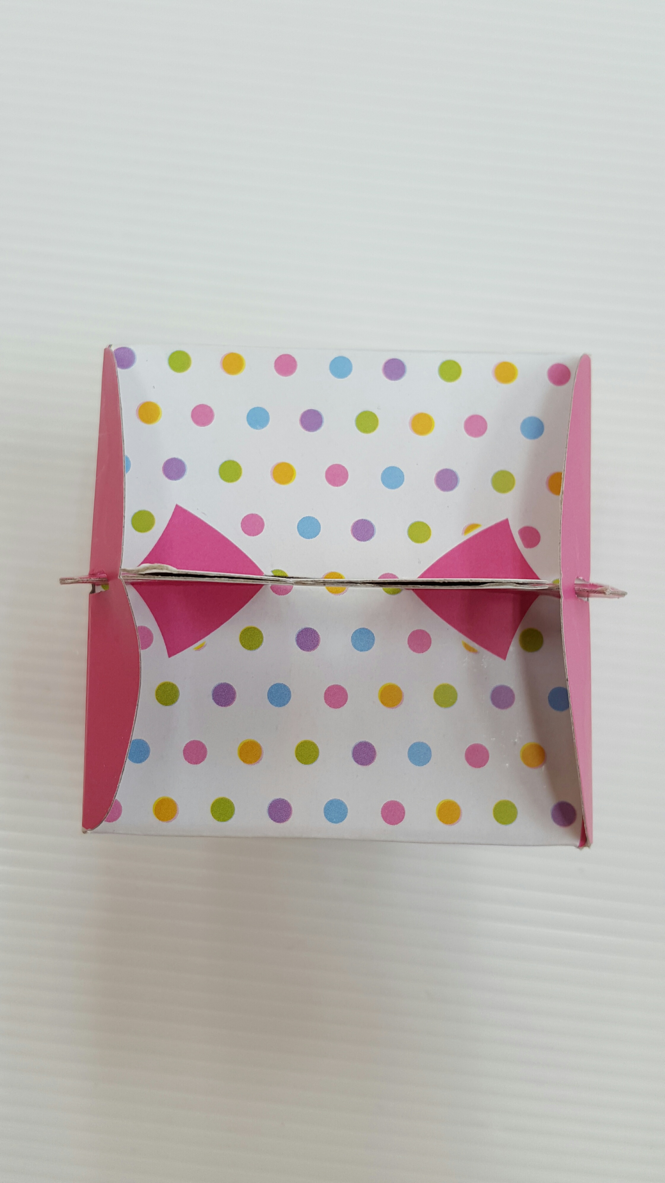 กล่องกระดาษใส่ของชำร่วย โบว์ใหญ่ลายจุด (10 ใบ/ห่อ ใบละ 5.-)