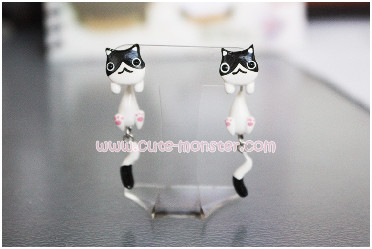 ต่างหูดินปั้น แมวขาวหน้าดำ Black & white cat Earrings