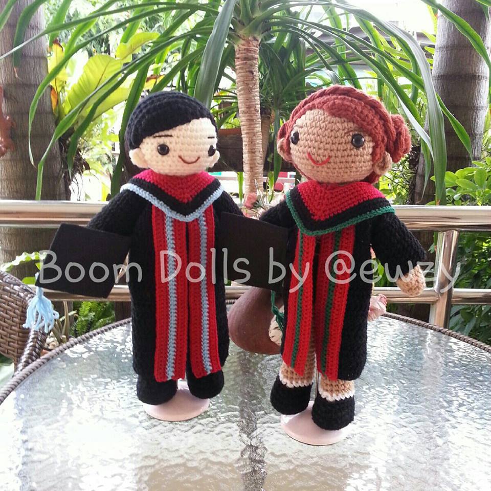 ตุ๊กตาถักรับปริญญา ครุยมหาวิทยาลัยกรุงเทพธนบุรี ขนาด 14 นิ้ว
