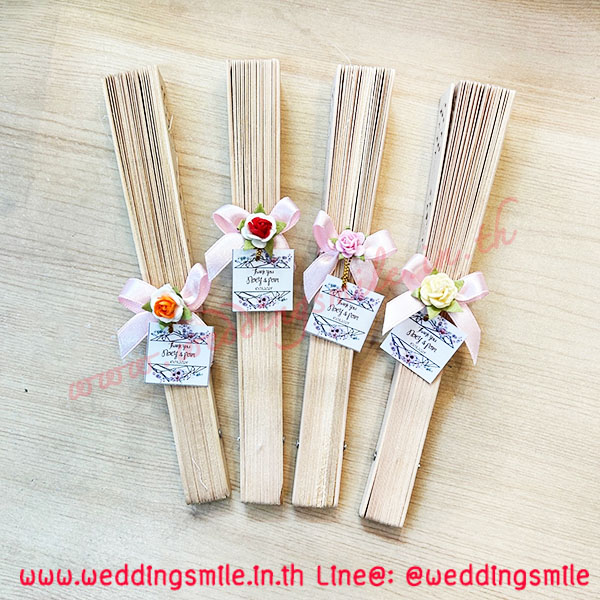 ของชำร่วยงานแต่ง พัดไม้ฉลุ ผูกโบว์ ติดดอกสา ชิ้นละ 25.-
