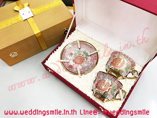 ของรับไหว้ เซ็ทถ้วยกาแฟลายดอกไม้พร้อมจานรองคู่ (2 ชุด) ในกล่องผ้าไหม ชุดละ 680.-