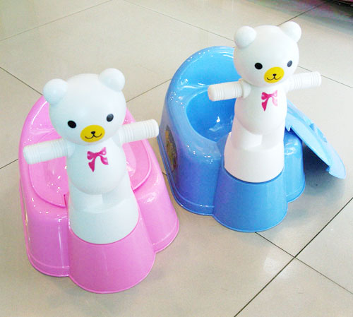 กระโถนเด็กรูปหมี มีคันจับช่วยเบ่ง มี 2 สี ฟ้า, ชมพู