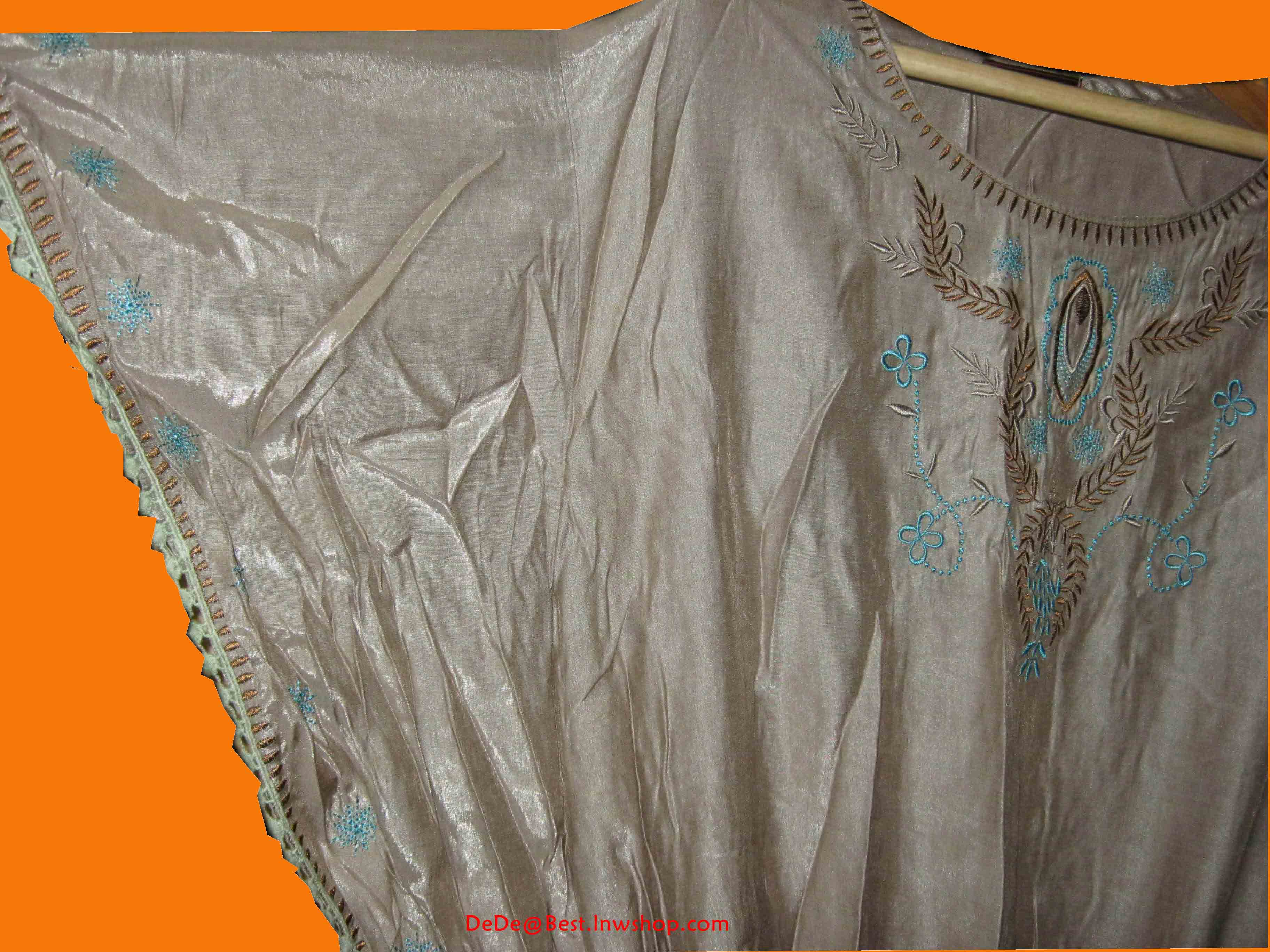 ขายแล้วค่ะ T19:2nd hand topเสื้อเนื้อผ้าเหลือบมันสีโอวัลตินอ่อน ปักลายสวยที่หน้าอก❤