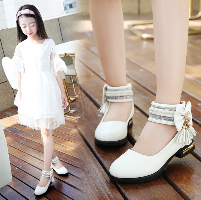 รองเท้าคัชชูเด็กหญิงสีขาว สายรัดประดับเพชร และโบว์มุก