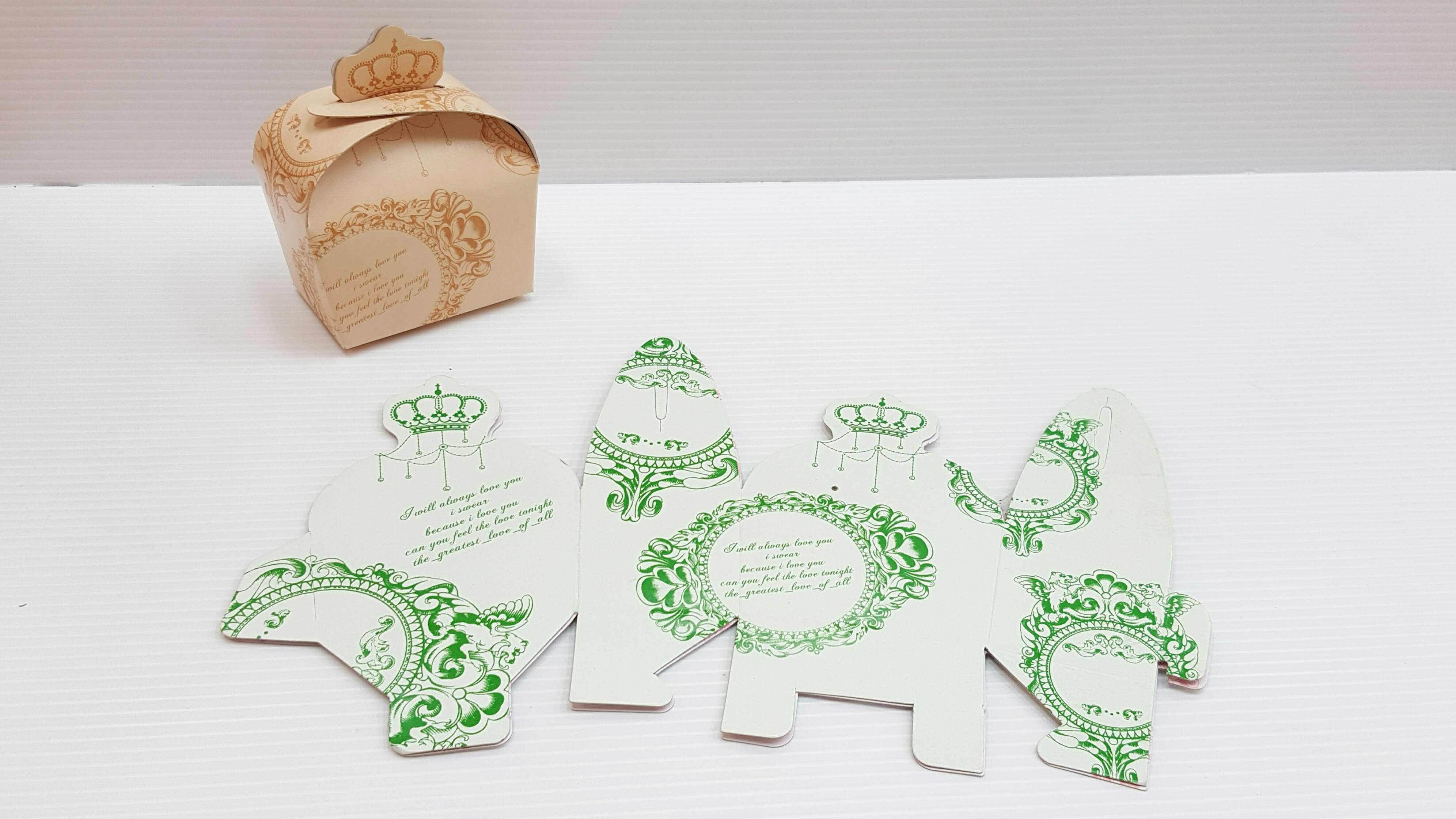 กล่องกระดาษใส่ของชำร่วย ลายมงกุฏหลุยส์ (10 ใบ/ห่อ ใบละ 3.-) (50 ใบ ขึ้นไป ใบละ 2.50)