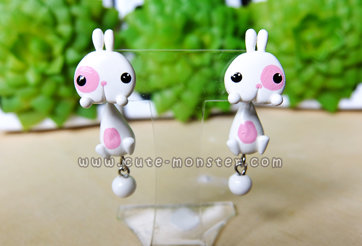 ต่างหูดินปั้น กระต่ายสีขาวแต้มชมพู Bunny pink & white Earrings