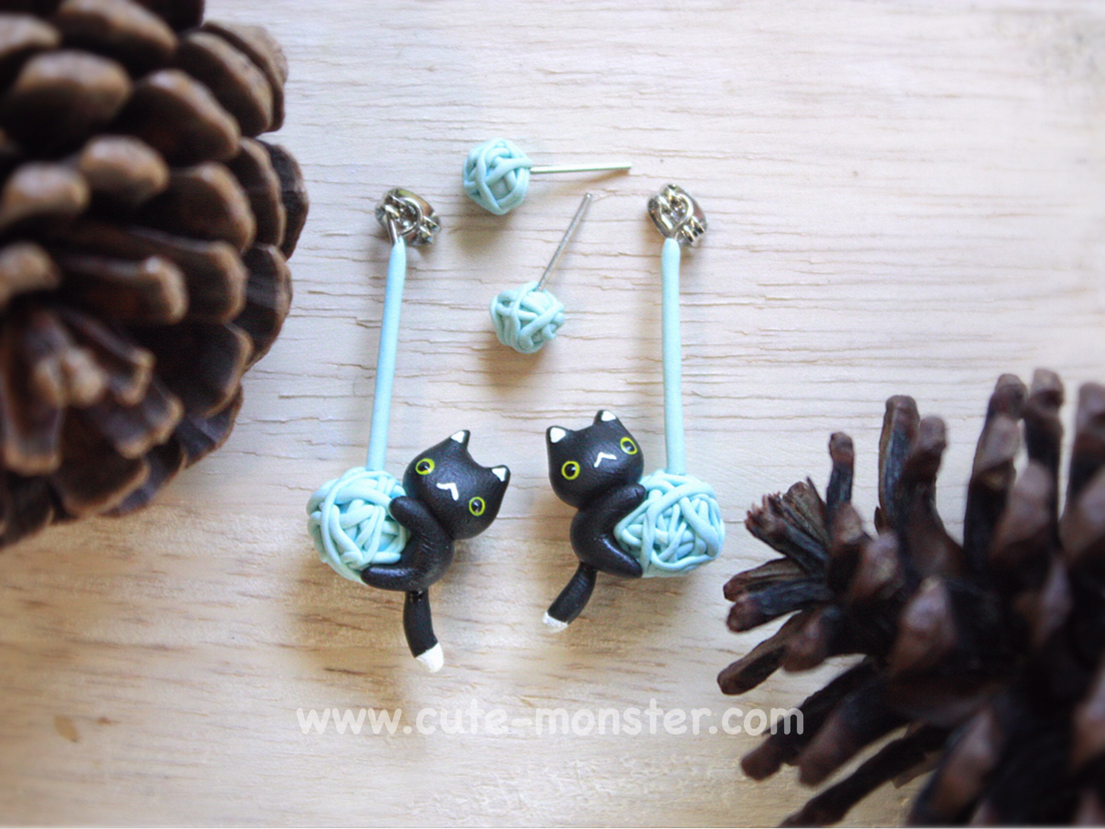 ต่างหูดินปั้น แมวดำเกาะไหมพรม Little cat & wool (Black)