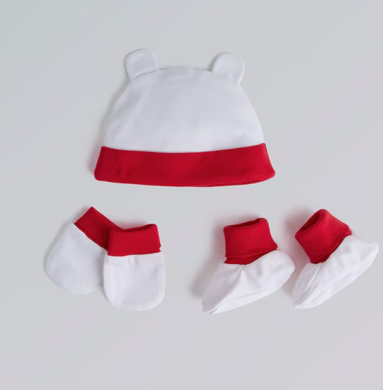 ชุดหมวกถุงมือถุงเท้าเด็กแมนเชสเตอร์ ยูไนเต็ด 2025/26 Baby Hat, Mittens & Socks Gift Set ของแท้