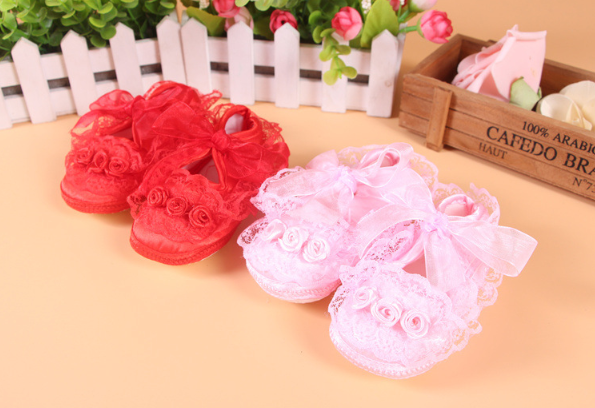 รองเท้าเด็กอ่อน สีชมพู ผูกโบว์ประดับลูกไม้สวยงาม