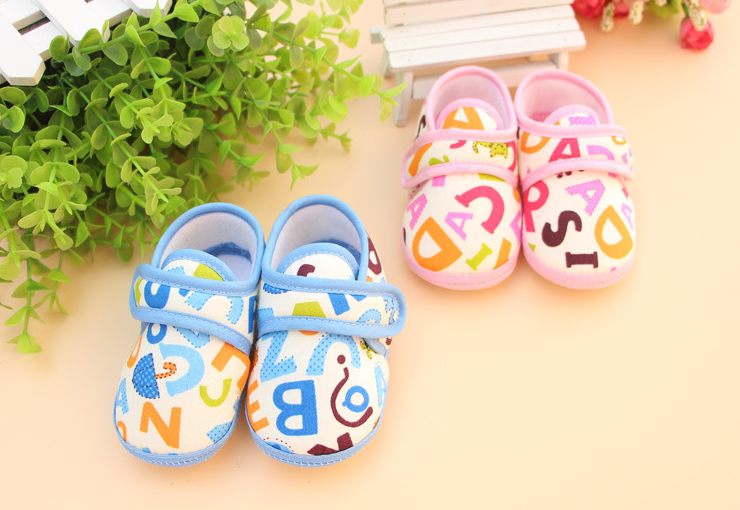 รองเท้าเด็กอ่อน สีฟ้าลายตัวอักษร แบบเมจิกเทป