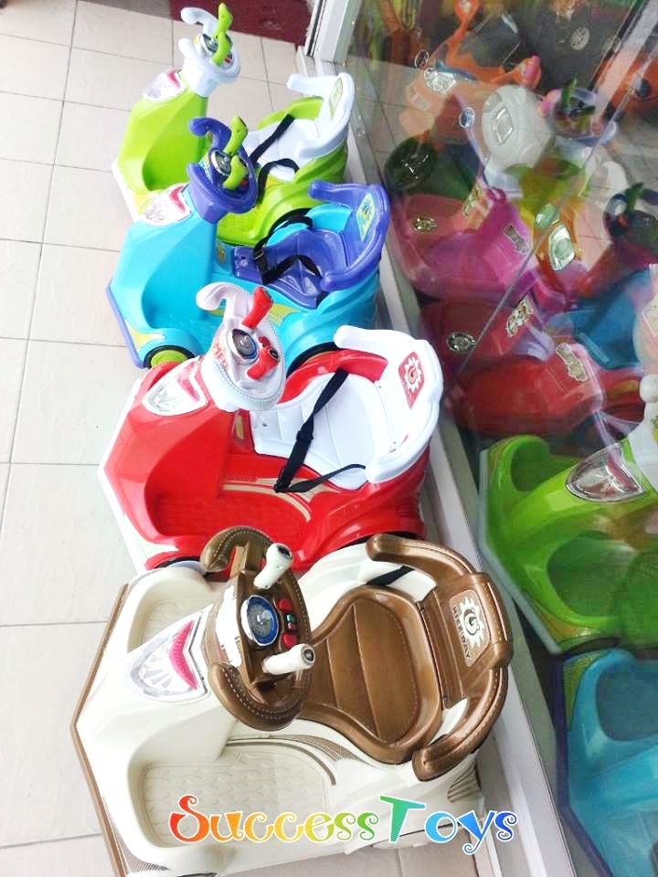 รถแบตหอยทากมีพวงมาลัยมือโยก มี 4 สี แดง เขียว ฟ้า ครีม