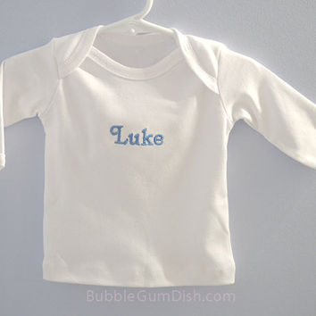 บริการปักชื่อเด็ก ลงบนสินค้า อาทิ ผ้าอ้อม เสื้อผ้า ผ้าห่ม กระเป๋า