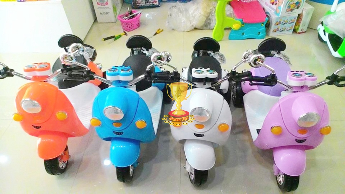 มอเตอร์ไซค์เวสป้า มี 4 สี : ชมพู ส้ม ฟ้า ขาว