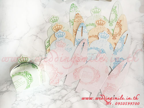 กล่องกระดาษใส่ของชำร่วย ลายมงกุฏหลุยส์ (10 ใบ/ห่อ ใบละ 3.-) (50 ใบ ขึ้นไป ใบละ 2.50)