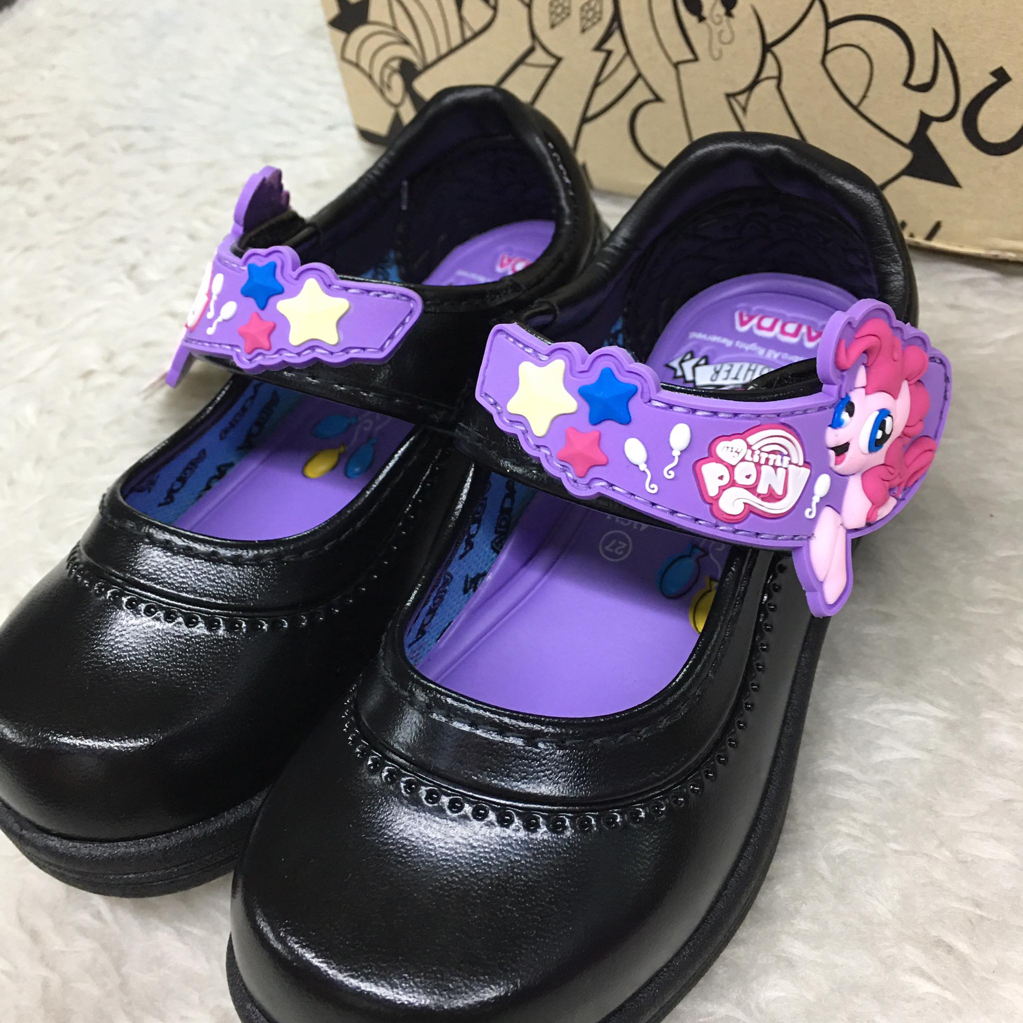 รองเท้านักเรียน สีดำ ADDA ลาย Pony