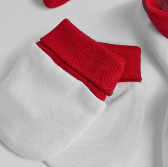 ชุดหมวกถุงมือถุงเท้าเด็กแมนเชสเตอร์ ยูไนเต็ด 2025/26 Baby Hat, Mittens & Socks Gift Set ของแท้