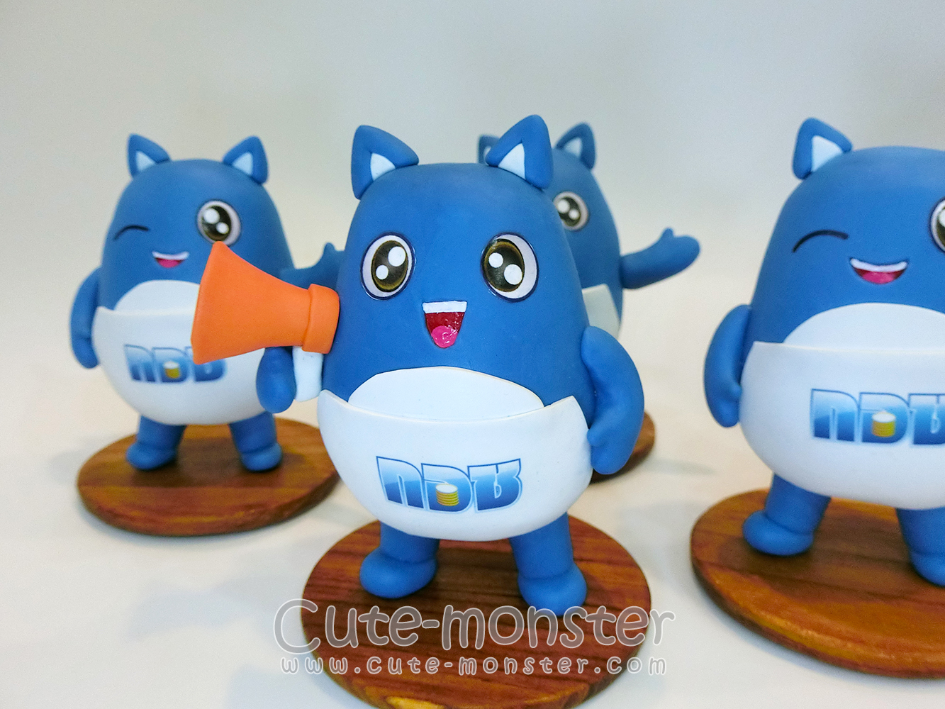 โมเดลดินปั้น ตุ๊กตาน้องเก็บออม งานสั่งทำ ขนาดสูง 4 นิ้ว