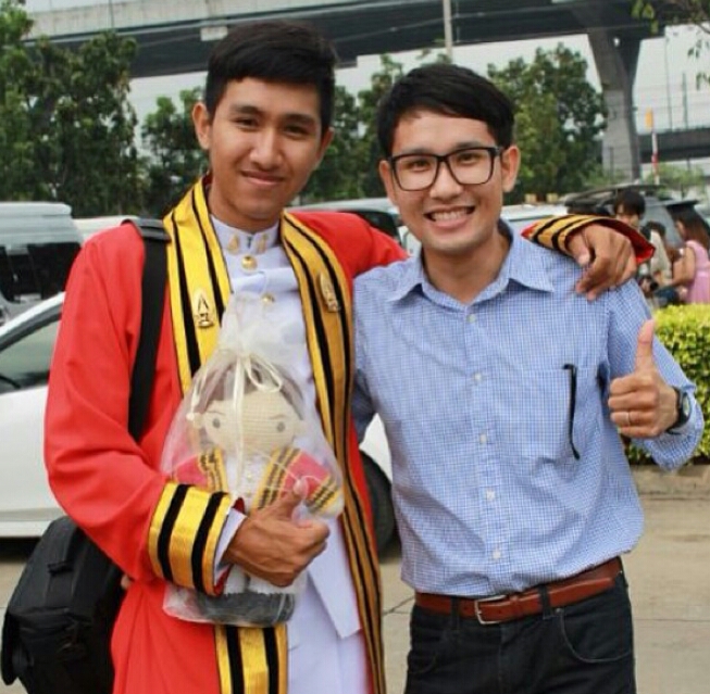 ตุ๊กตาถักรับปริญญา ครุยพระจอมเกล้าฯ ขนาด 16 นิ้ว