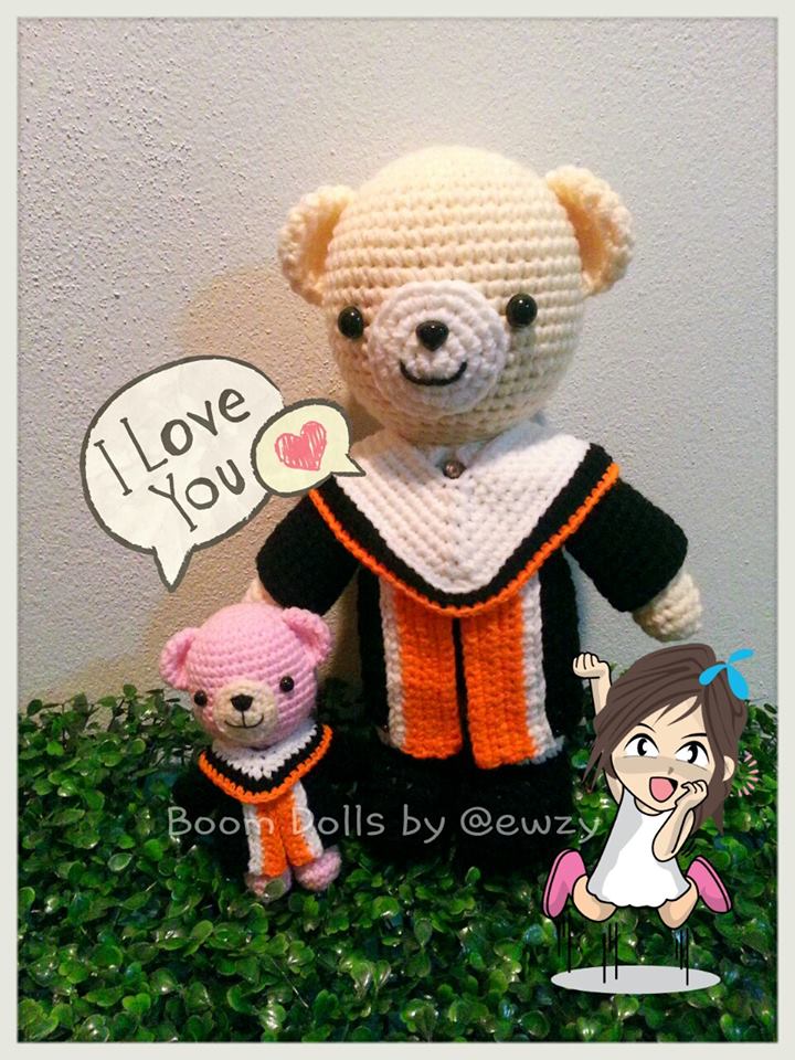 ตุ๊กตาถักรับปริญญา ม.รามคำแหง ขนาด 12 นิ้ว