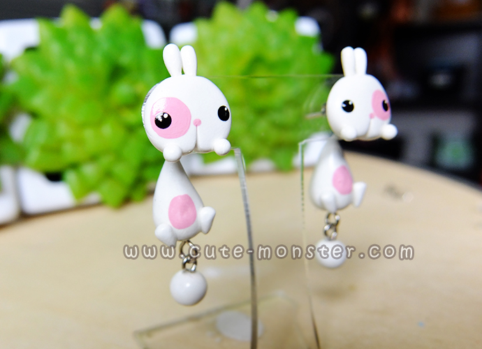ต่างหูดินปั้น กระต่ายสีขาวแต้มชมพู Bunny pink & white Earrings