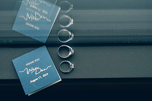 ของชำร่วยงานแต่งงาน แป้นกระดาษแข็งสำหรับใส่เหรียญ 20 พิมพ์หลัง สี่เหลี่ยมจตุรัส ใส่ถุงพลาสติกแก้ว 15.- / ถุงผ้าโปร่ง 19.-/ ถุงผ้าและโบว์ 20.- (ไม่รวมเหรียญ)