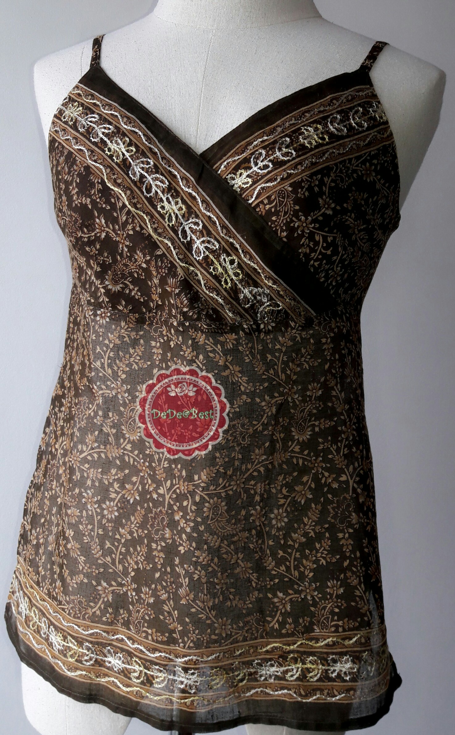 T12:2nd hand top เสื้อสายเดี่ยวสีน้ำตาลปักลายสวย