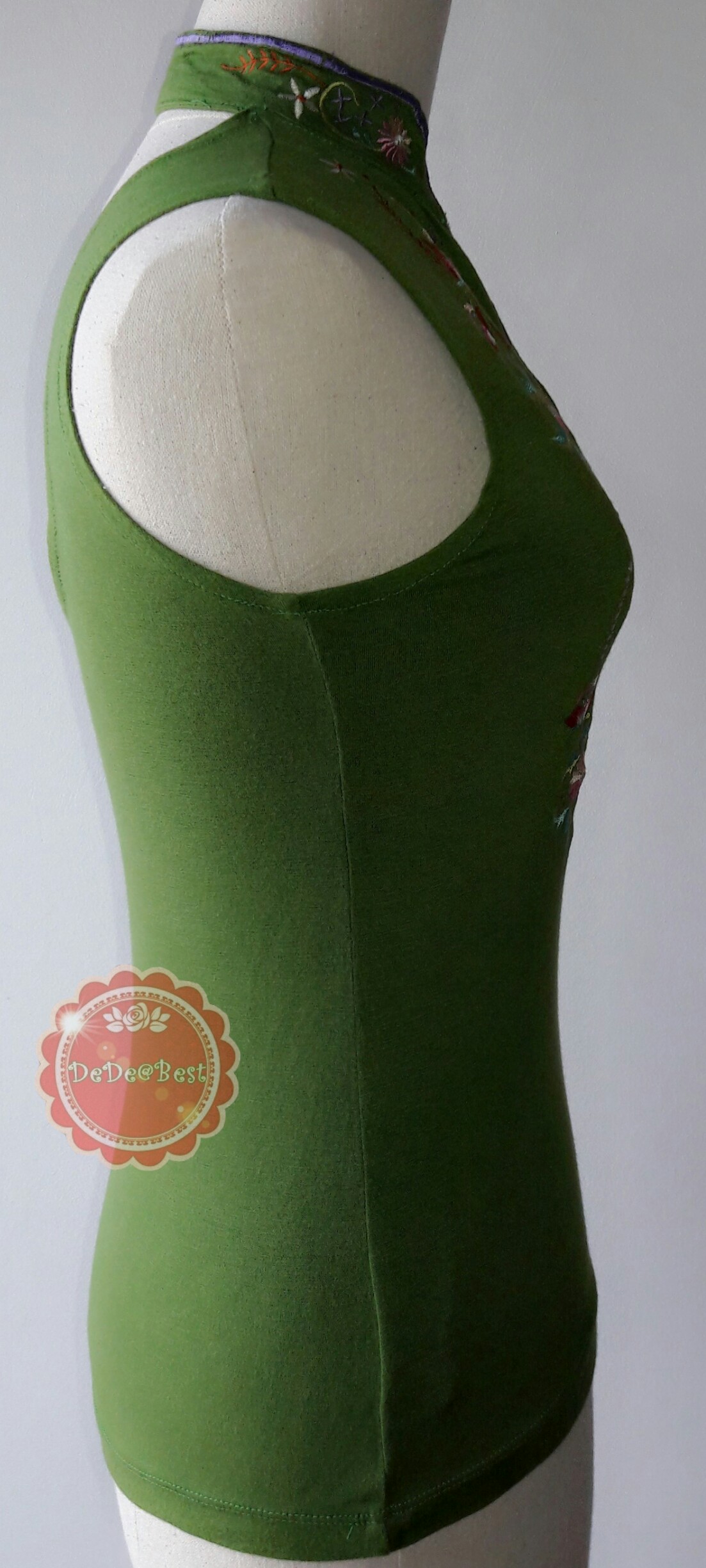 T24:2nd hand top เสื้อแขนกุดสีเขียวผ้ายืด คอจีน ปักลวดลายละเอียด สวย