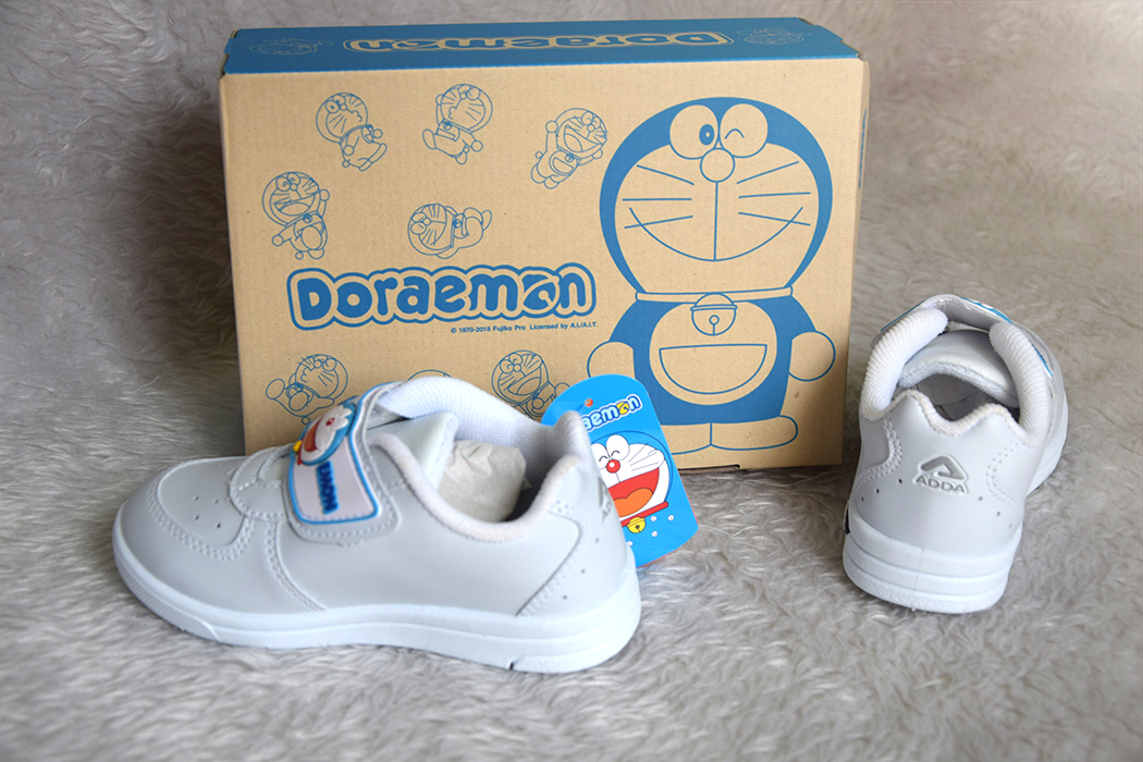 รองเท้าพละเด็กอนุบาล ลาย Doraemon แบบเมจิกเทป