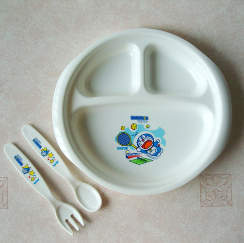 จานหลุมเด็ก 3 ช่อง+ช้อนส้อม โดเรมอน พื้นลายสก็อต คละสี Doraemon Feeding Plate Set