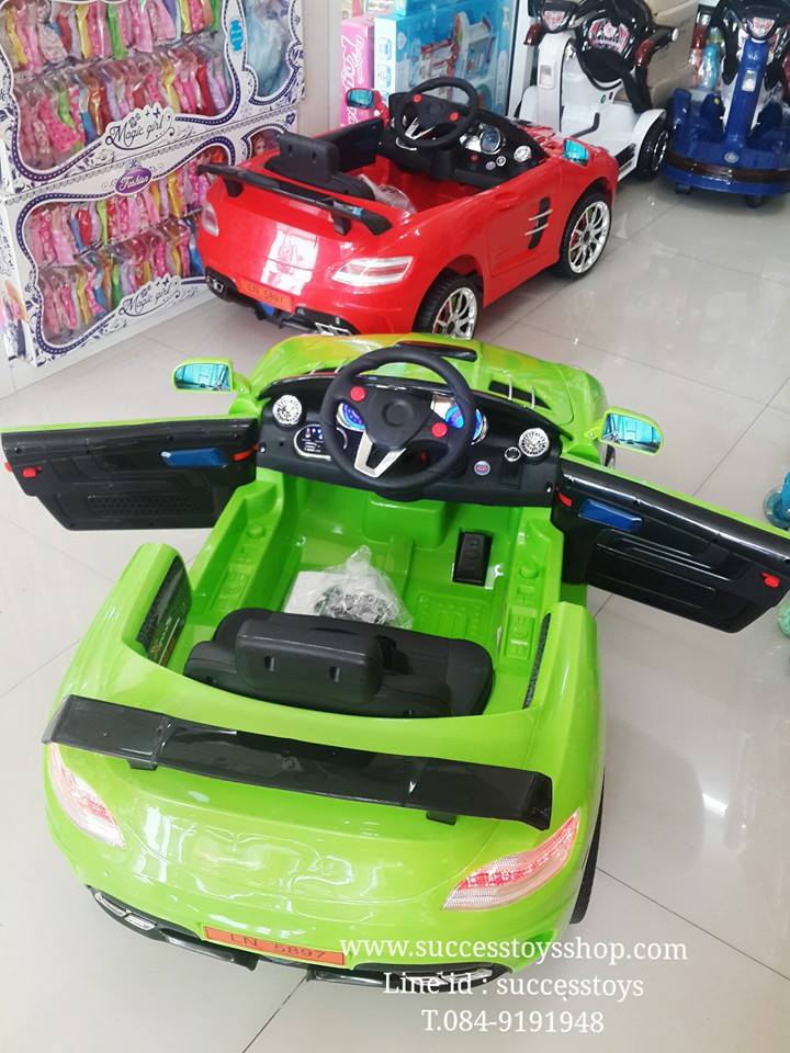 รถเบนซ์ 2 มอเตอร์ เปิดประตูได้ มี 3 สี เขียว แดง ขาว