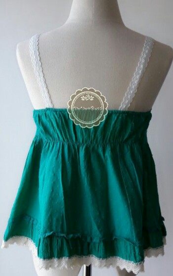 T30:2nd hand top เสื้อสายเดี่ยวสีเขียวเดินขอบลูกไม้ขาว