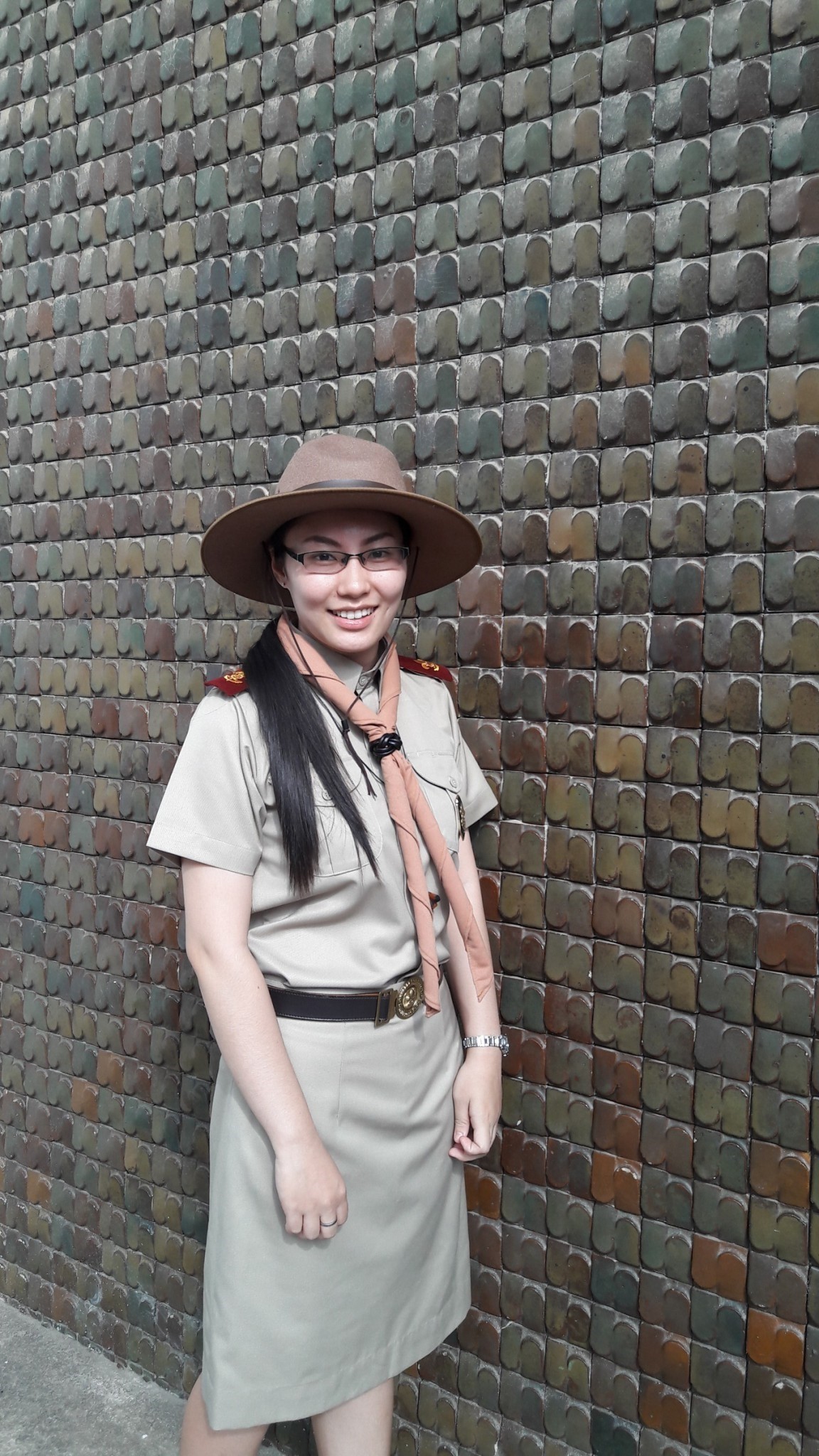 ชุดลูกเสือครูหญิง สีกากีเข้ม