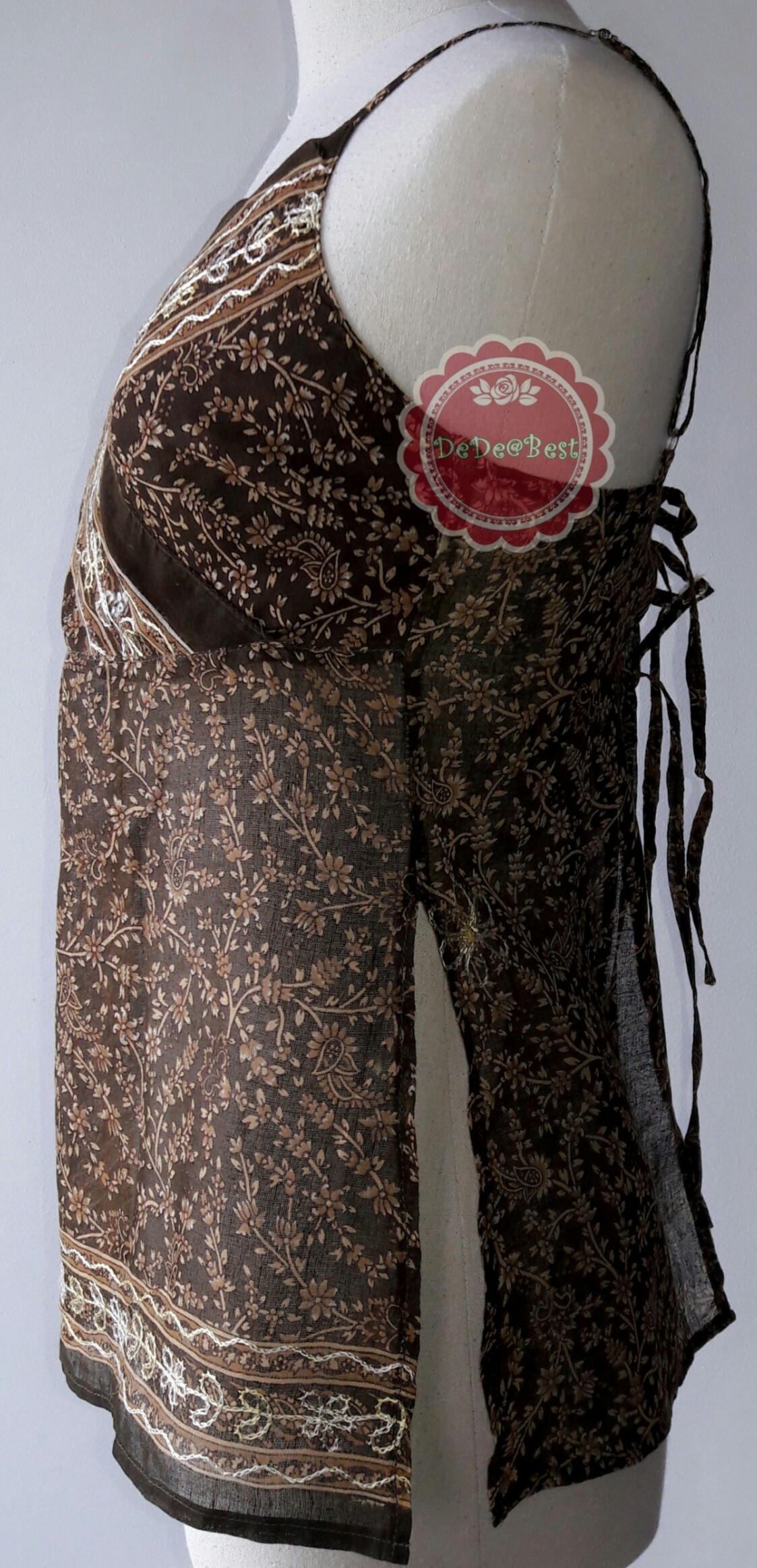 T12:2nd hand top เสื้อสายเดี่ยวสีน้ำตาลปักลายสวย