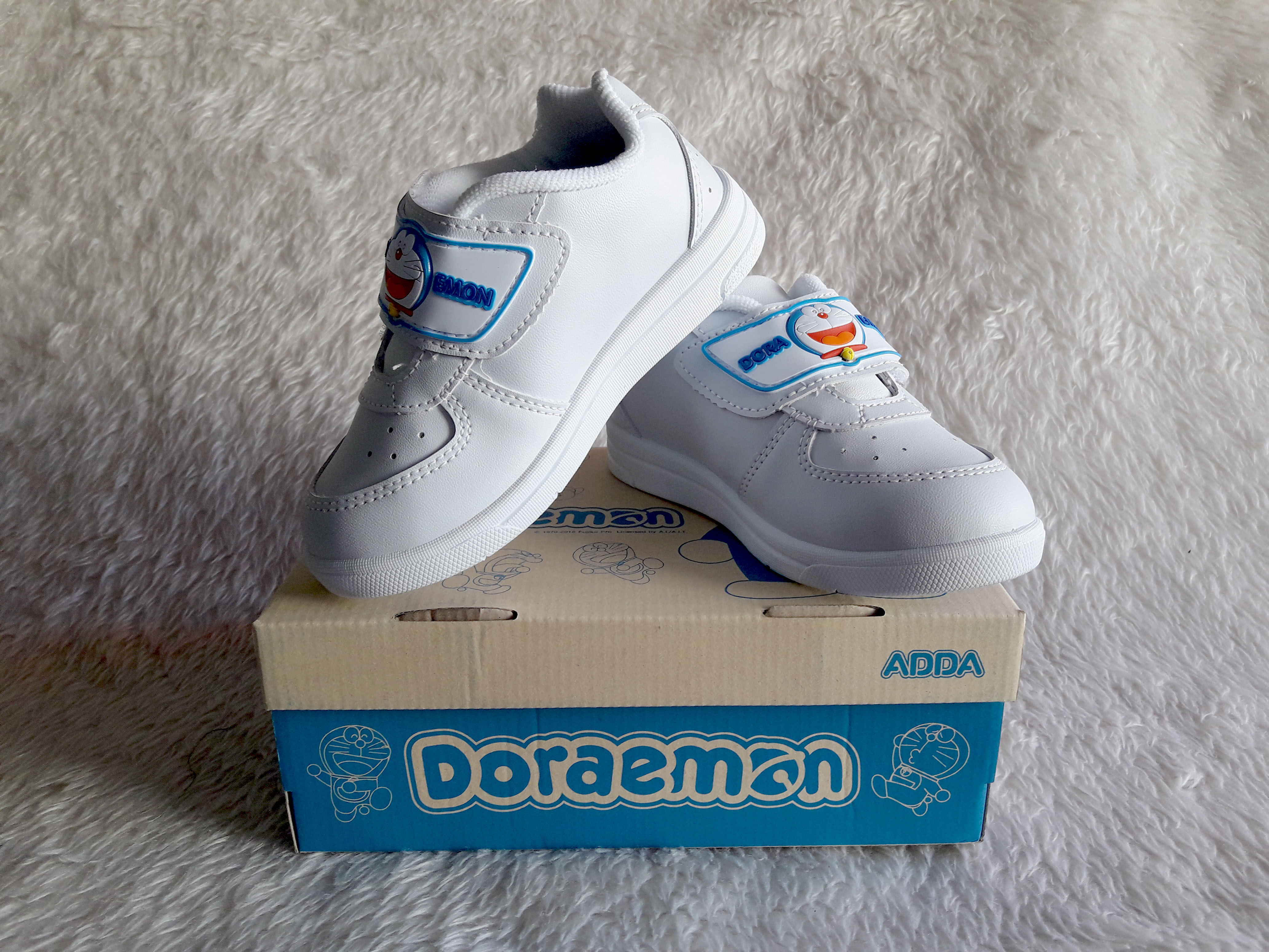 รองเท้าพละเด็กอนุบาล ลาย Doraemon แบบเมจิกเทป