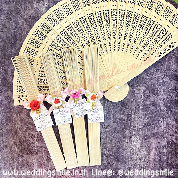 ของชำร่วยงานแต่ง พัดไม้ฉลุ ผูกโบว์ ติดดอกสา ชิ้นละ 25.-