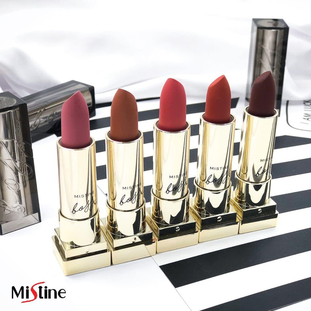 Mistine Boss Semi Matte Lipstick ลิปสติก มิสทีน บอส เซมิ ลิปสติกที่มีคุณสมบัติเสมือน Primer ช่วยให้ลิปสติกติดทนนาน ให้สัมผัสที่เรียบลื่นขณะทา ด้วยเทคนิคของ Matte Sliding เป็นลิปสติกที่อยู่ในรูปแบบ Semi Matte ให้ความรู้สึกเบาสบายขณะทา