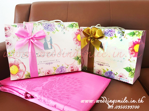 ผ้าแพรรับไหว้ ในกล่องบ่าวสาวดอกไม้ ชุดละ 120.-/คาดริบบิ้นรอบกล่อง 140.- PROMOTION!!