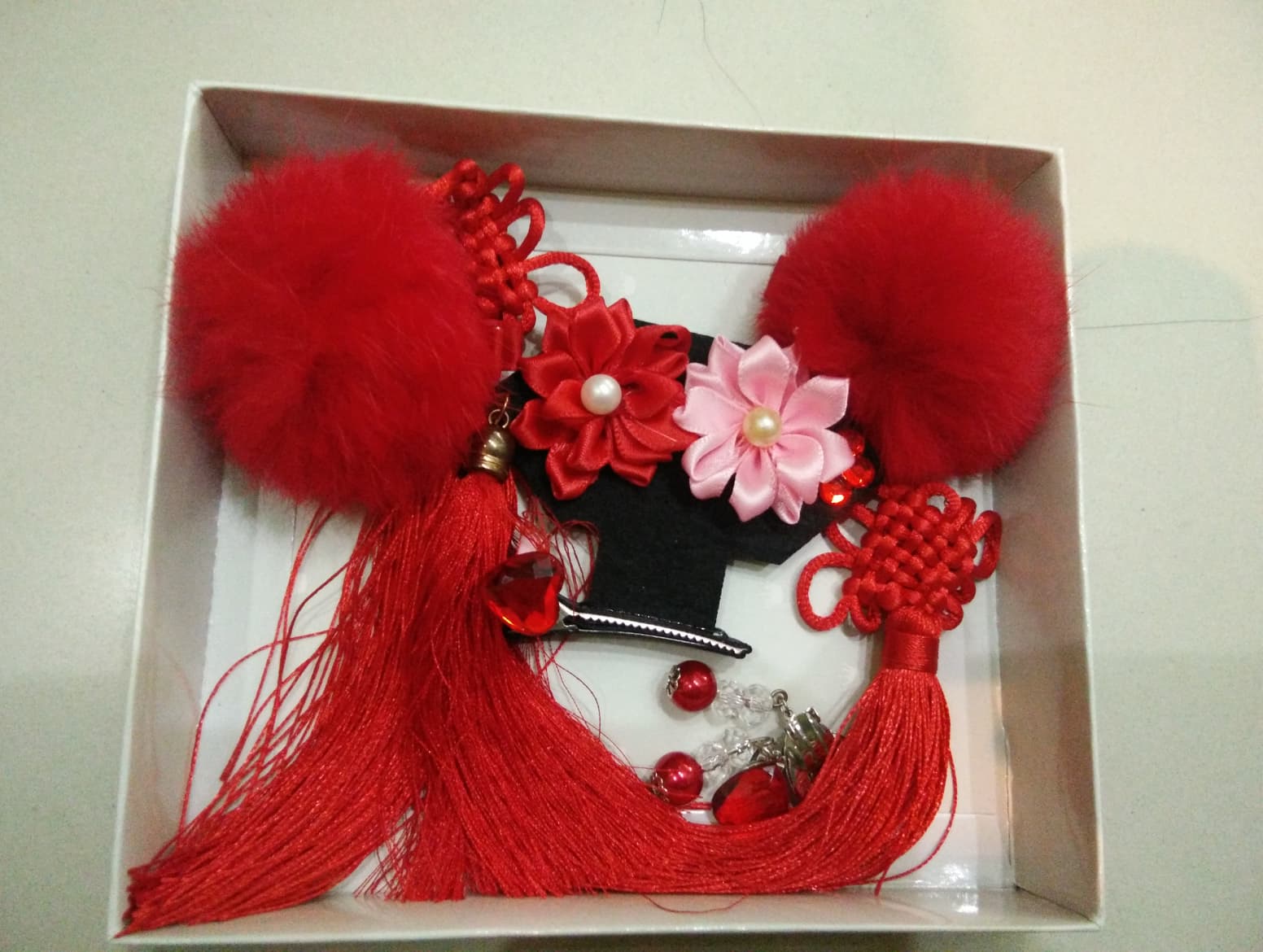 ชุดกิ๊ฟติดผม ขมปอมๆห้อยพู่ สีแดง