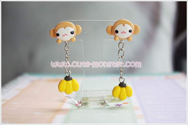 ต่างหูดินปั้น ลิงสีครีมกับกล้วย Cream monkey & banana Earrings