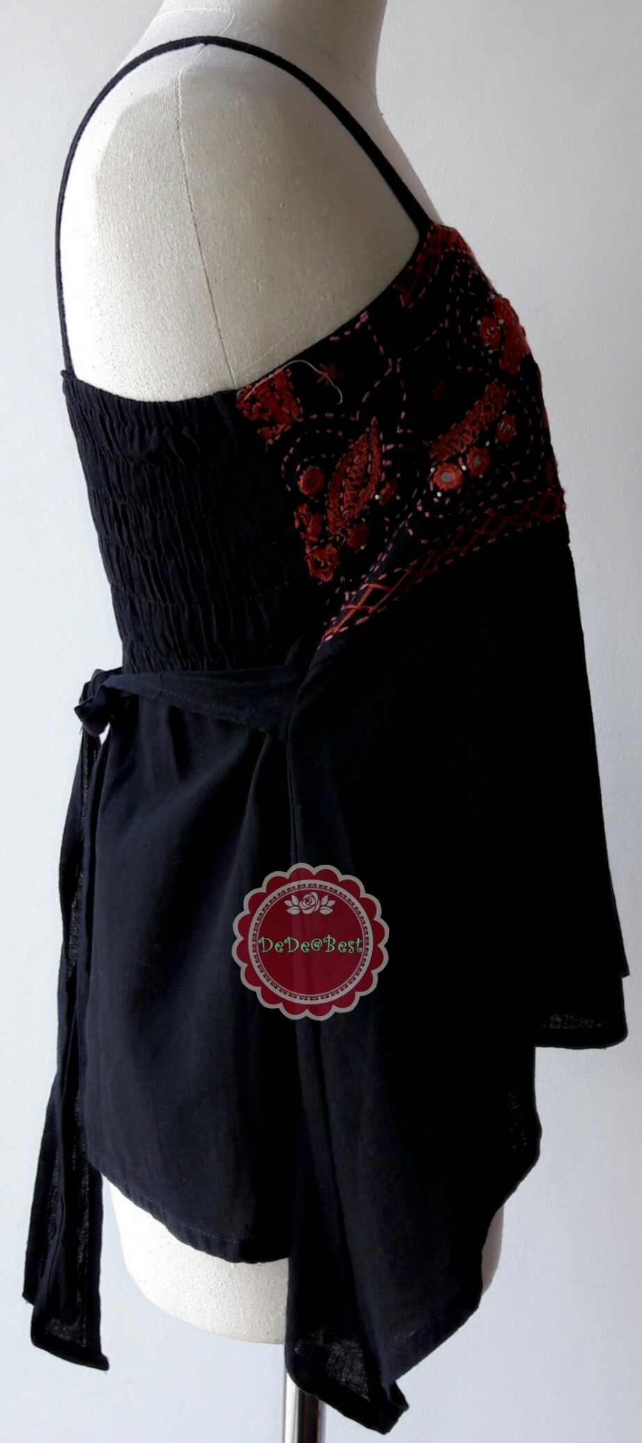 T82:2nd hand top เสื้อสายเดี่ยวสีดำปักเลื่อมแวววาวที่หน้าอก