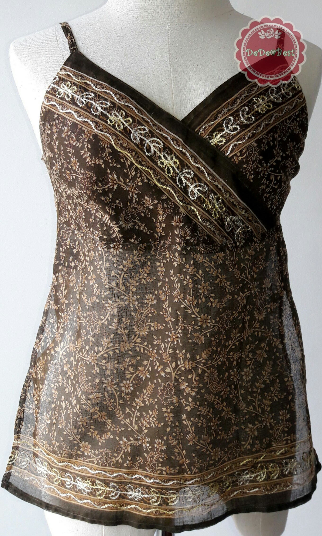 T12:2nd hand top เสื้อสายเดี่ยวสีน้ำตาลปักลายสวย