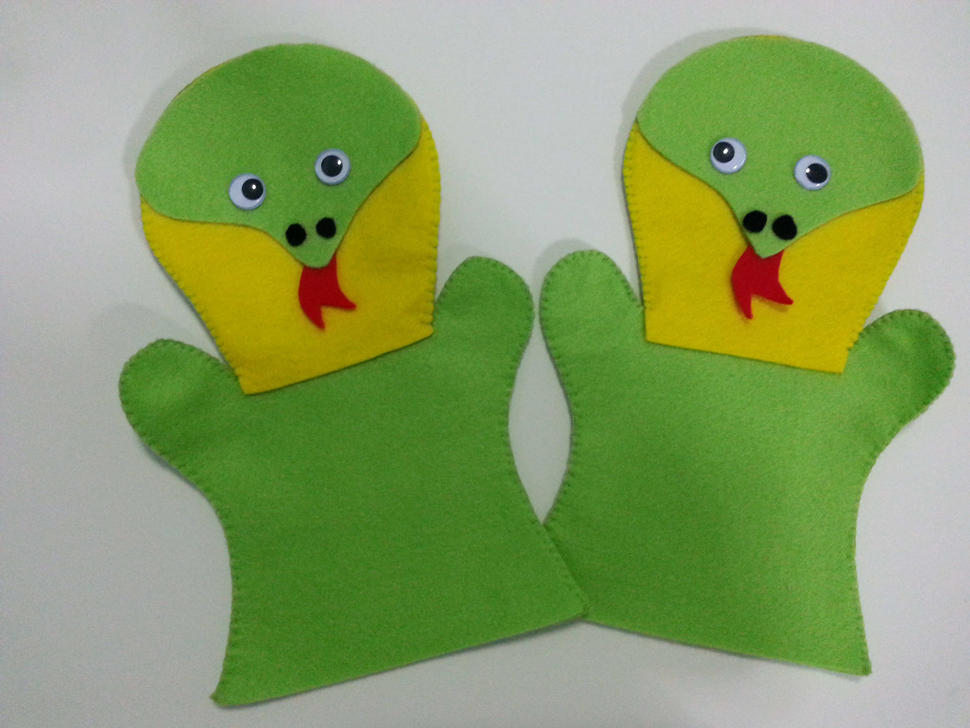 ตุ๊กตาหุ่นมืองู