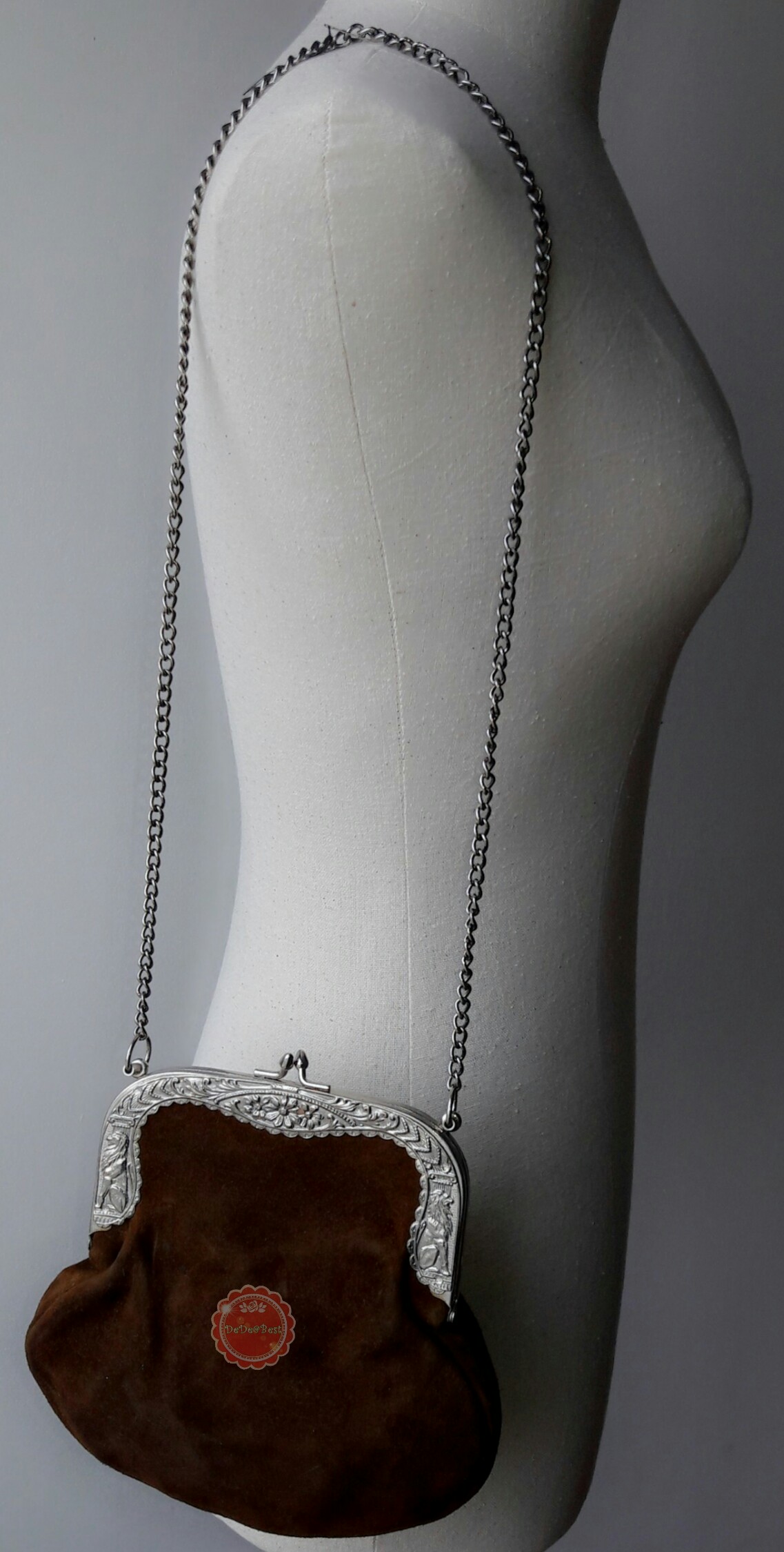 B8:Vintage leather bag กระเป๋าหนังกลับสีน้ำตาลเข้ม โลหะขอบปากกระเป๋าลวดลายสวยงามมาก