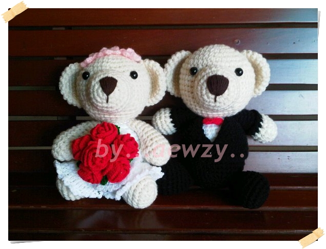 ตุ๊กตาถักหมีแต่งงาน ช่อดอกไม้สีแดง