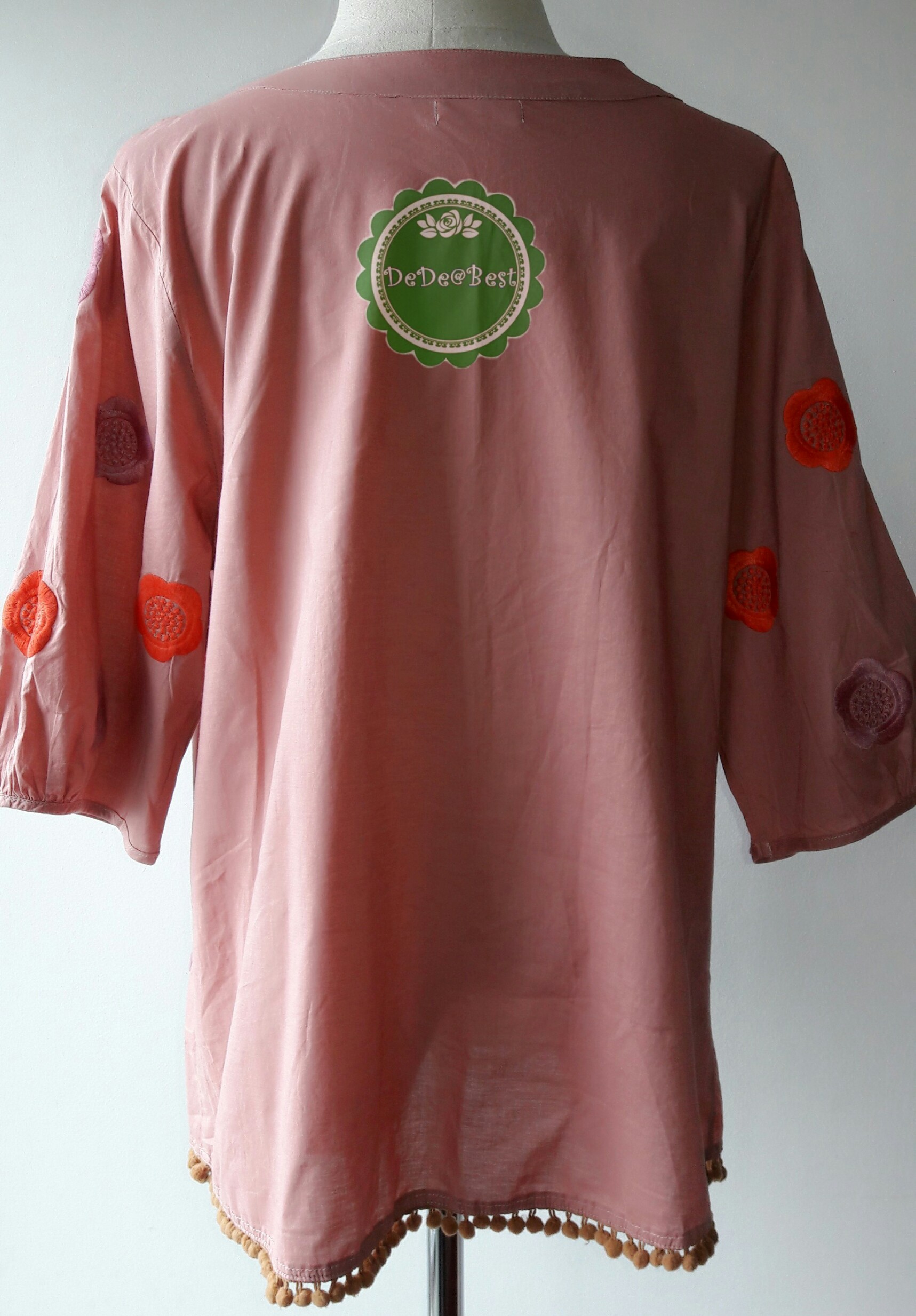 T118:2nd hand top เสื้อปักลายดอกไม้ แขนสามส่วน ชายเสื้ิอติดระบายด้วยพู่กลม