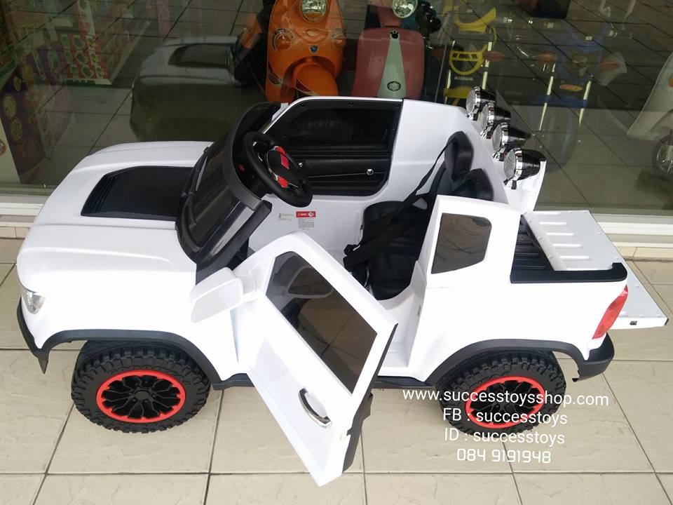 รถกระบะเชฟโรเลตสีขาว 2 มอเตอร์